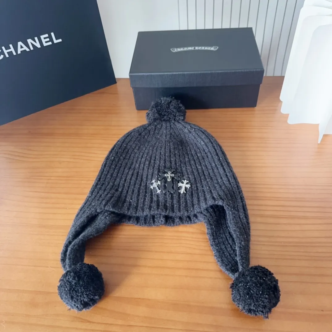 💰110 Crow Heart Autumn and Winter Wool Knitted Beanie This must be a favorite of minimalism. It is clean, neat, fashionable and versatile, and will definitely not be picky about your face shape! A fashionable classic that lasts forever! Fashionable black and white can be purchased together!